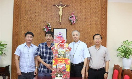 Thay mặt lãnh đạo UBND tỉnh Kon Tum, lãnh đạo Sở Dân tộc và Tôn giáo đến thăm, chúc mừng Tòa Giám mục Giáo phận Kon Tum nhân dịp Lễ Phục sinh năm 2025. Ảnh: Sở Dân tộc và Tôn giáo tỉnh Kon Tum