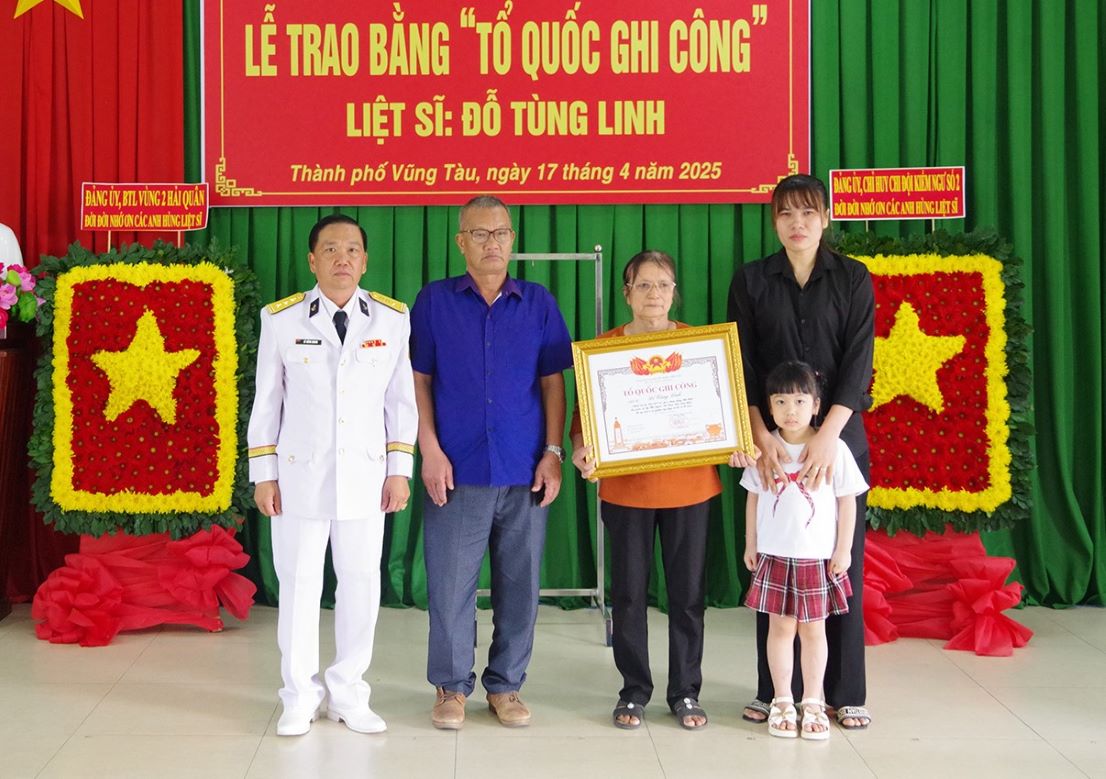 Thuong ta Le Hong Quang - Pho Chu nhiem Chinh tri Vung trao bang To quoc ghi cong cho than nhan liet si Do Tung Linh. Anh: Minh Son