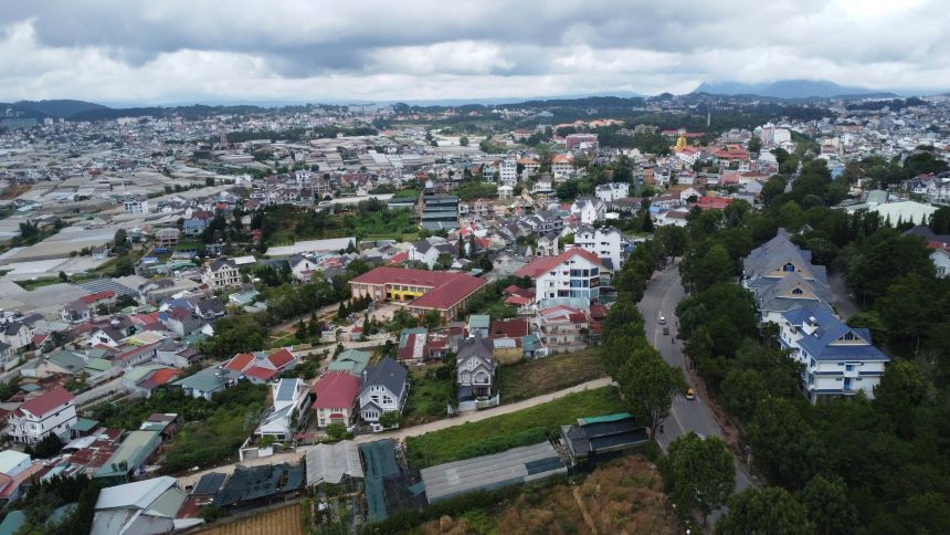 La ciudad de Dalat pide a las unidades de procesamiento que terminen con la deuda. Imagen de la lampara roja