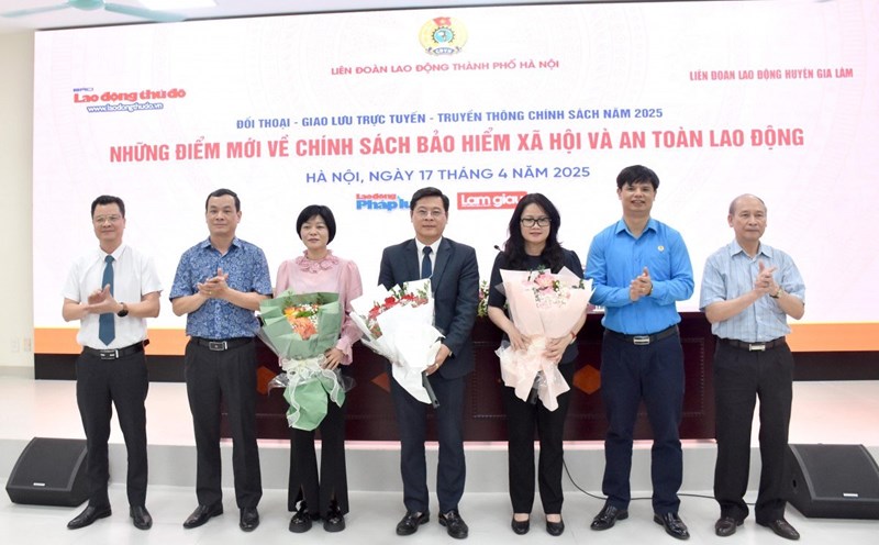 The organizing committee presented flowers to delegates who participated in the dialogue. Photo: Ha Anh
