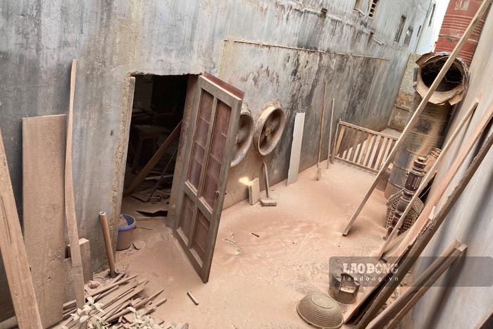 2 quạt gió của xưởng mộc trực tiếp thổi bụi ra môi trường. Ảnh: Quang Đạt