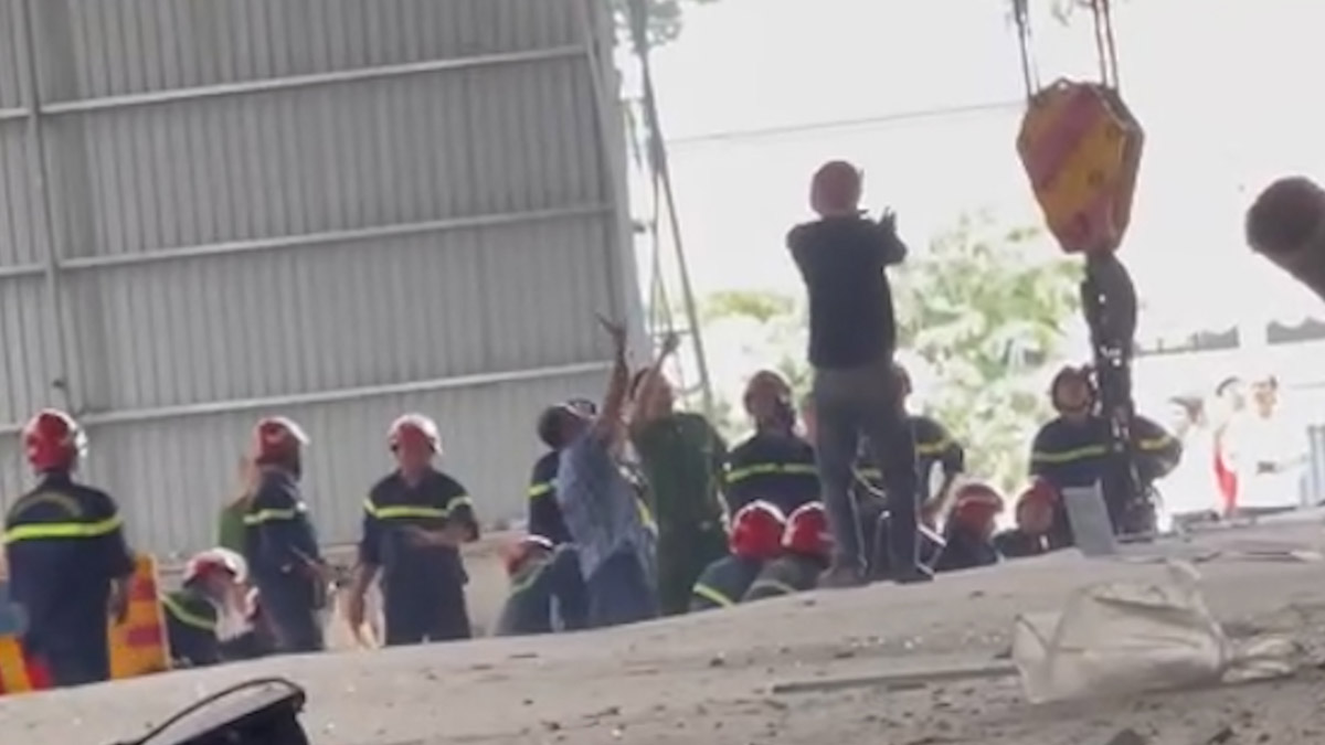 La escena del derrumbe de una fabrica que dejo tres muertos en el Pacifico.