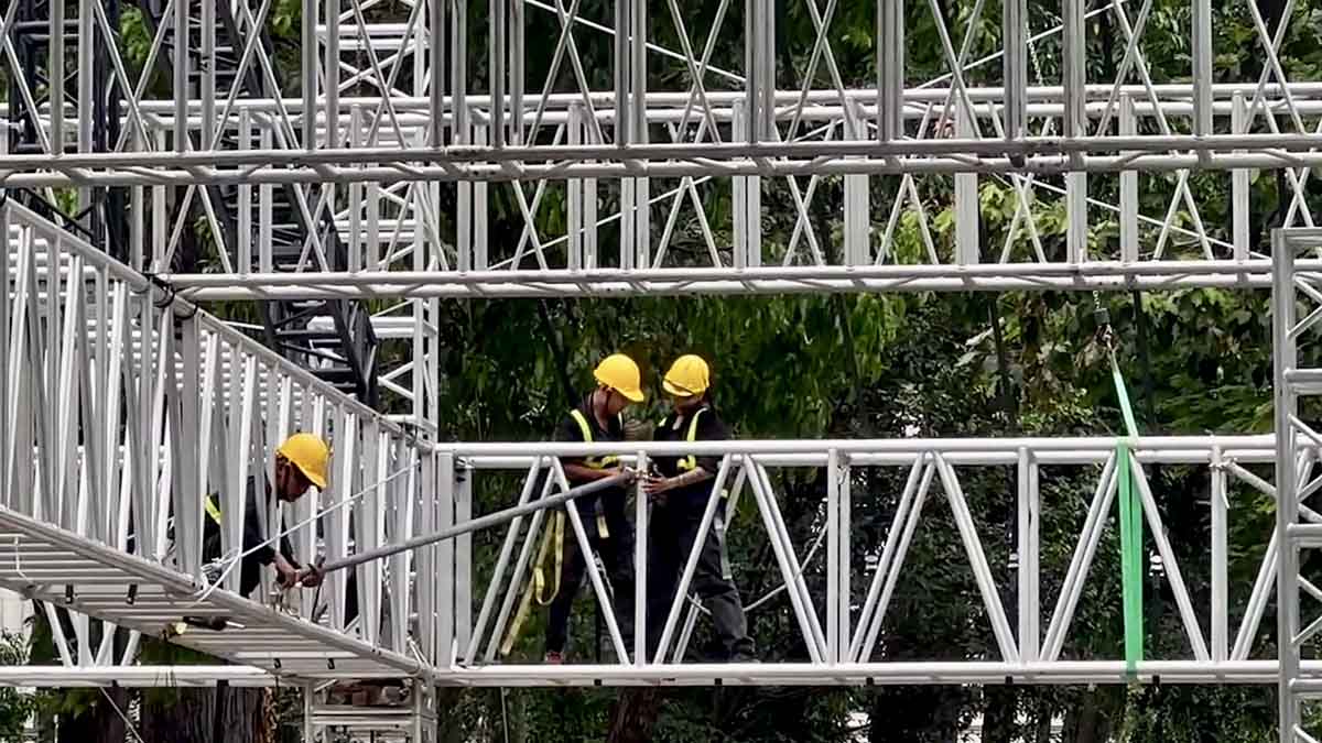 El magnifico estadio de mas de 5.000 asientos en la calle Le Duran esta listo para la fiesta del 30 de abril. Imagen: El corazon arrodillado
