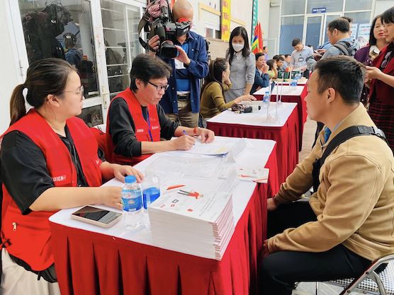 Workers participate in the job fair at the Hanoi Employment Service Center. Photo: Huong Nha