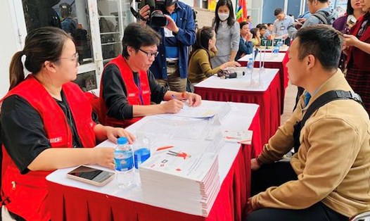 Người lao động tham gia phiên giao dịch việc làm tại Trung tâm Dịch vụ việc làm Hà Nội. Ảnh: Hương Nha