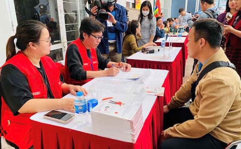 Workers participate in the job fair at the Hanoi Employment Service Center. Photo: Huong Nha
