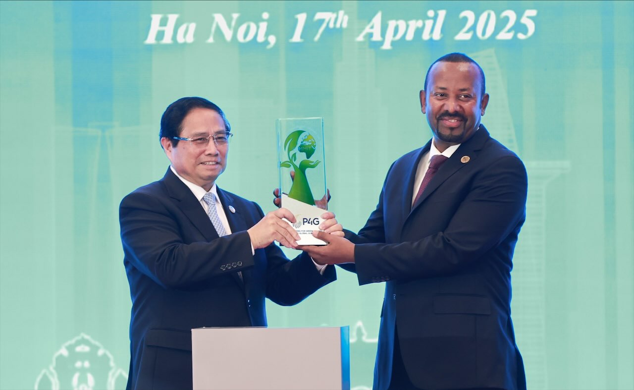 El Ministro de Politica Exterior, el Primer Ministro Pham Minh Chinh, entrego el logotipo de la organizacion de la quinta cumbre P4G al Primer Ministro de Etiopia Abiy Ahmed Ali. Imagen de la pagina web de la Universidad de Hong Kong