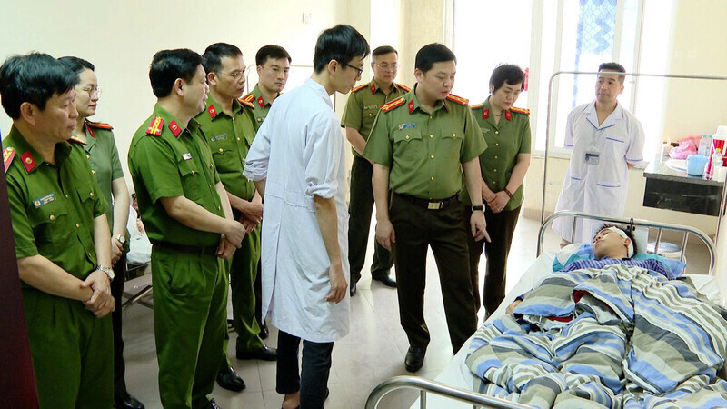 Leaders of Lang Son Provincial Police visited and encouraged the injured soldier while performing forest fire fighting duties. Photo: Hoang Tho