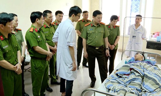 Lãnh đạo Công an tỉnh Lạng Sơn thăm hỏi, động viên chiến sĩ nghĩa vụ bị thương khi thực hiện nhiệm vụ chữa cháy rừng. Ảnh: Hoàng Thơ