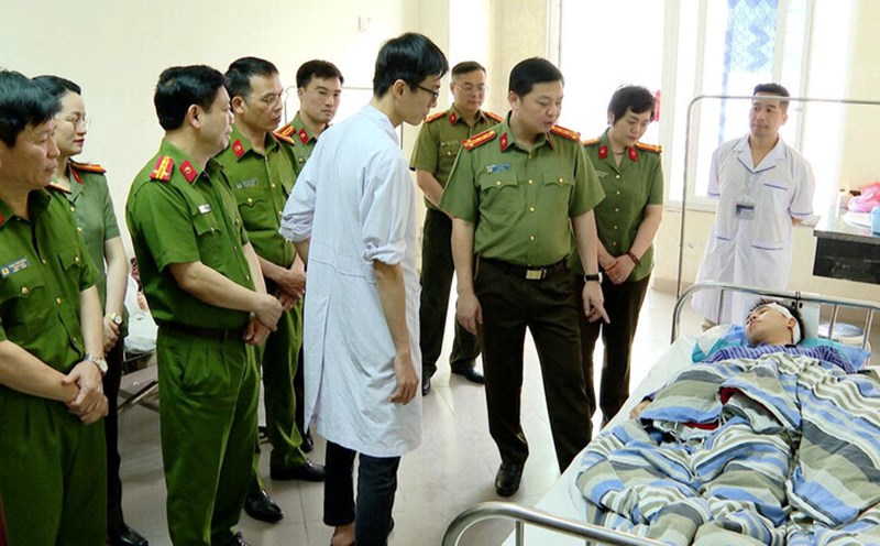 Leaders of Lang Son Provincial Police visited and encouraged the injured soldier while performing forest fire fighting duties. Photo: Hoang Tho
