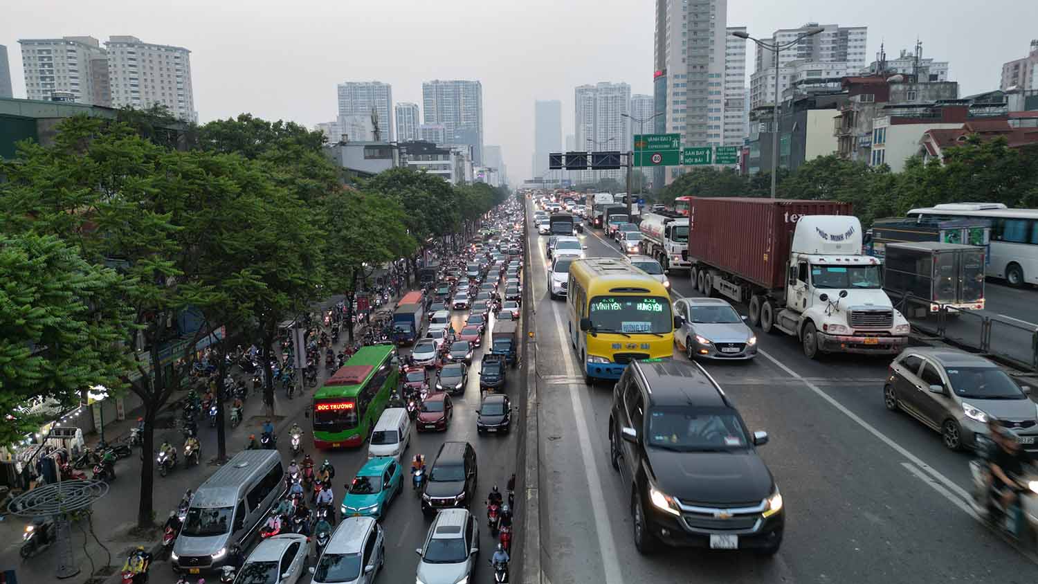 Hanoi often experiences prolonged traffic congestion on the elevated and low Ring Road 3. Photo: Huu Chanh