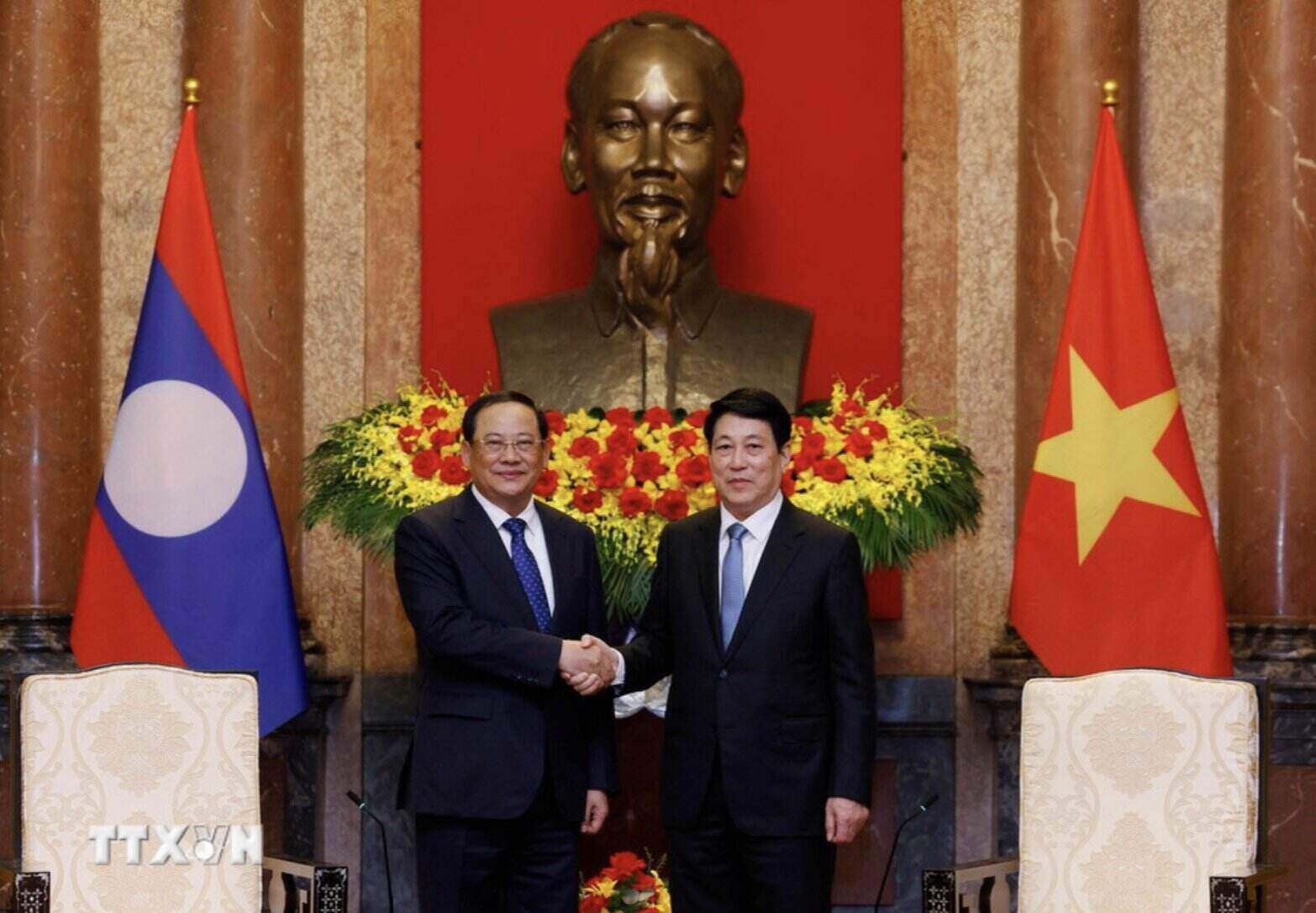 Politburo member and President Luong Cuong received Lao Prime Minister Sonexay Siphandone. Photo: VNA