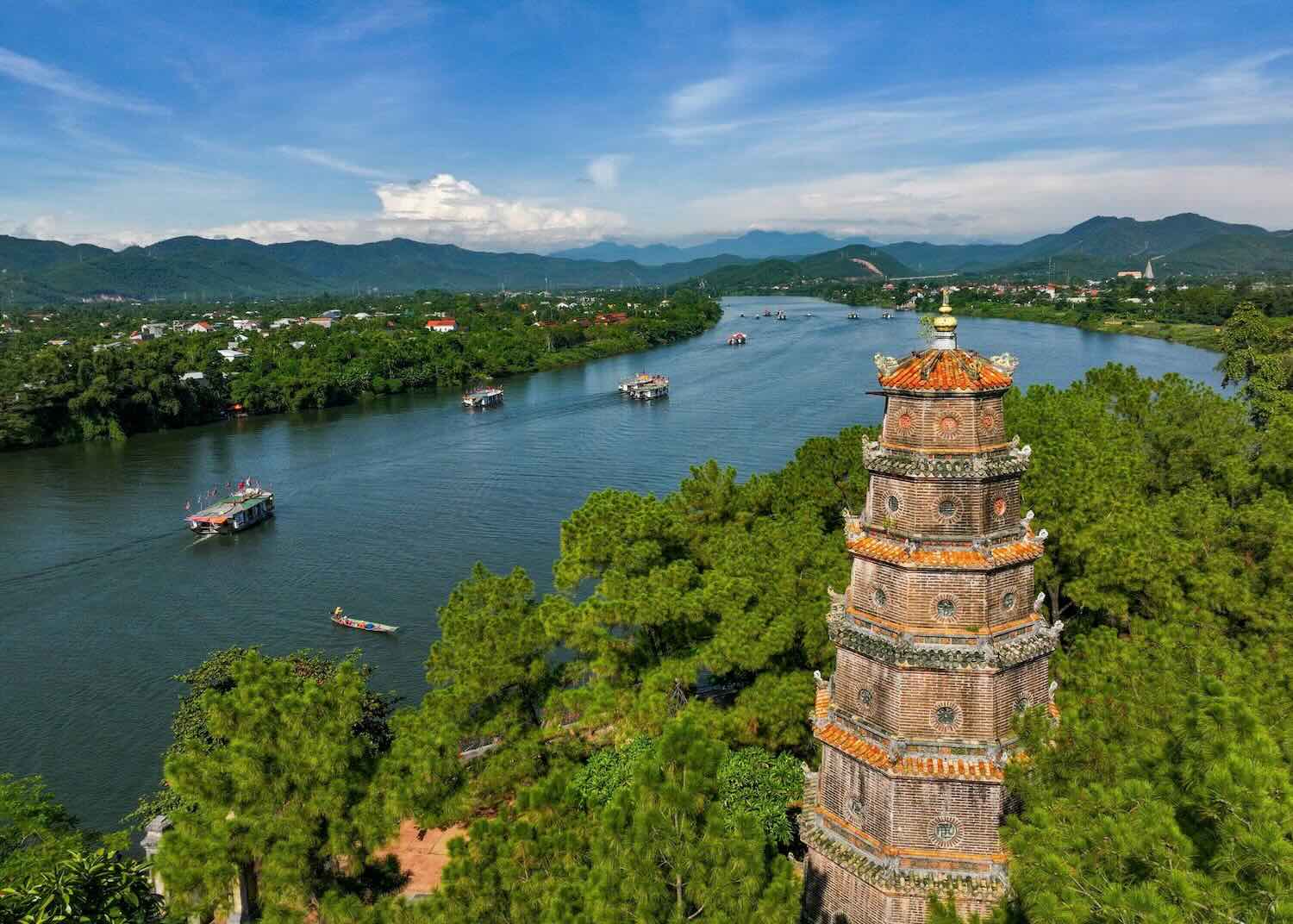Thien Mu Pagoda - a place that attracts a large number of tourists to visit. Photo: Nguyen Phong.