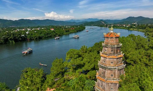 Chùa Thiên Mụ - địa danh thu hút đông đảo khách du lịch đến tham quan. Ảnh: Nguyễn Phong.