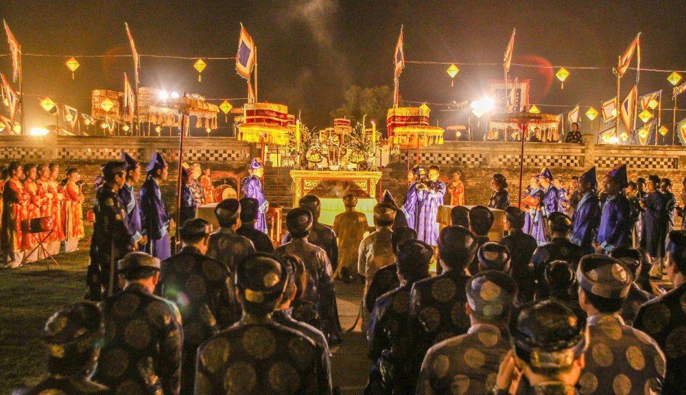 Le te Xa Tac tai Hue khong chi tai hien nghi le cung dinh xua ma con gop phan quang ba van hoa, thu hut du khach den voi co do.