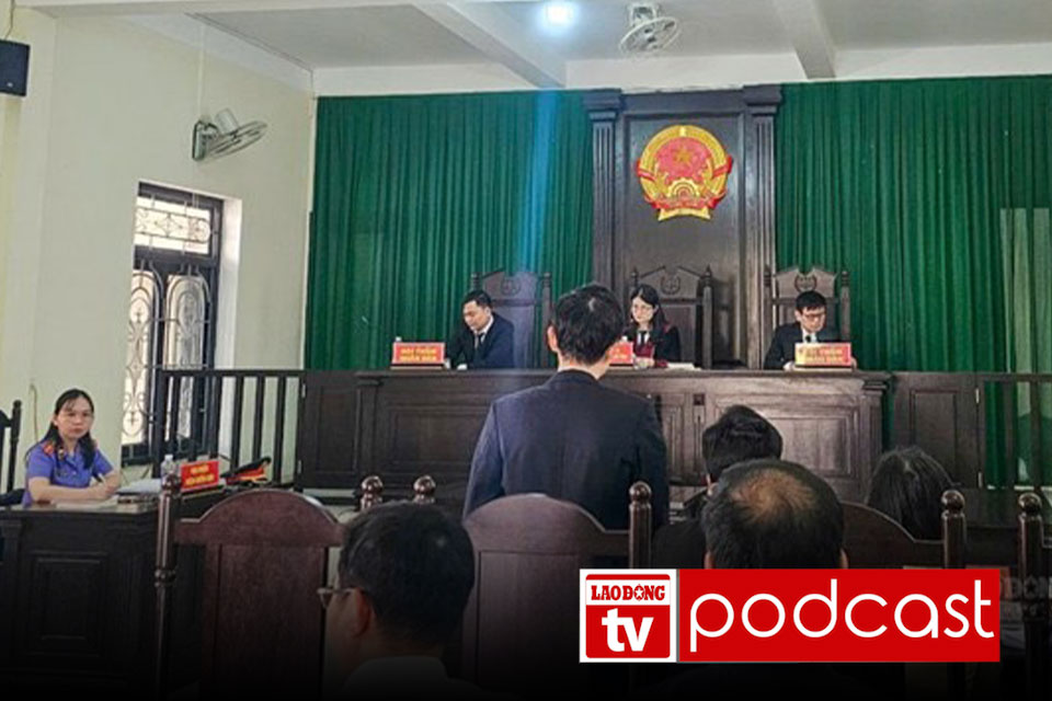 Noticias de las 18:04... ganado el pleito... el dueño del billete de loteria... espera el dia en que recibira el premio de miles de dolares