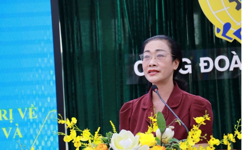 Ms. Pham Thanh Binh, President of the Vietnam Health Trade Union, spoke at the conference to implement Resolution 57-NQ/TW organized by the Vietnam Health Trade Union. Photo: Vietnam Medical Union