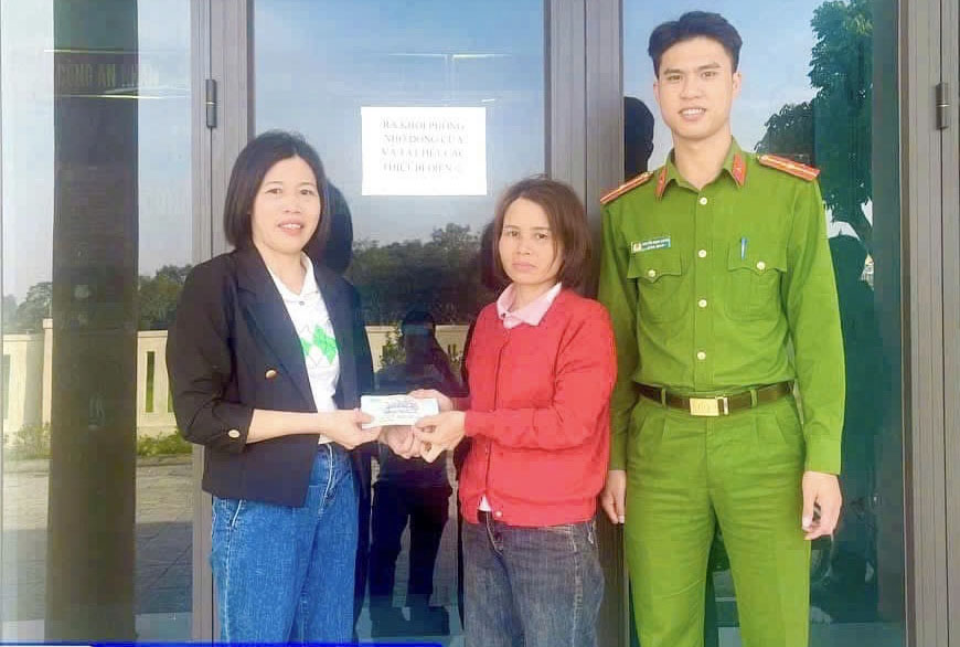 La policia de la ciudad de Hoi An vio a Lan devolver el dinero despues de que lo recogio a su hermana. Foto: Policia de Ha Tinh.