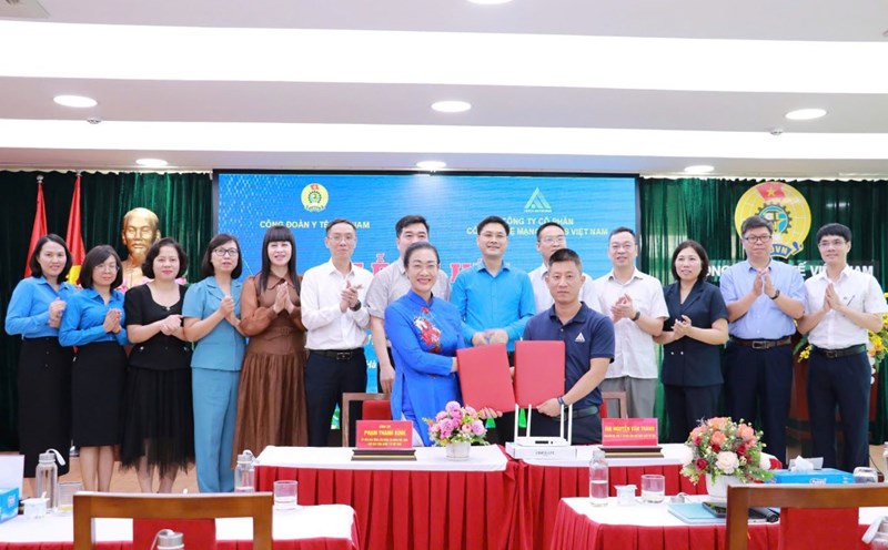 The leaders of the Vietnam Health Trade Union and Lancs Vietnam Cyber Technology Joint Stock Company signed a cooperation agreement on welfare for union members. Photo: Vietnam Medical Union