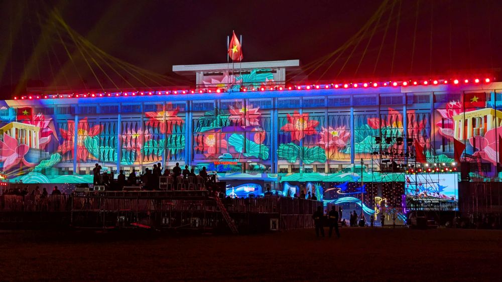 La proyeccion de mapas en 3D, que representan la historia heroica, es el punto culminante del programa "Cantando la Paz" que se llevara a cabo el 6 de abril. Foto: Su hermano