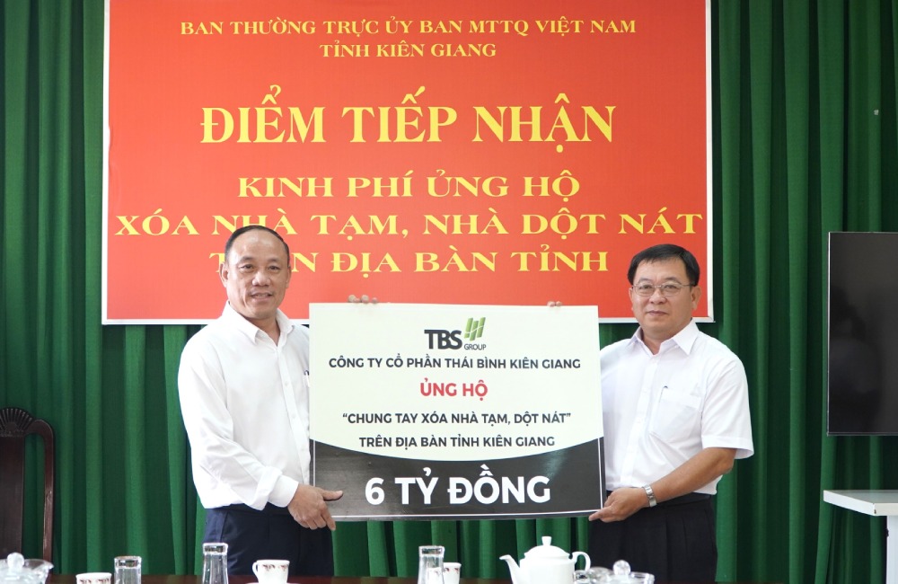 Presidente del Comite del Frente de la Paterna de Vietnam de la provincia de Kien Giang, Le Thanh Viet (derecha) recibio apoyo para el programa para eliminar las casas en ruinas de la Compañia Thai Binh Kien Giang. Foto: Nguyen Anh