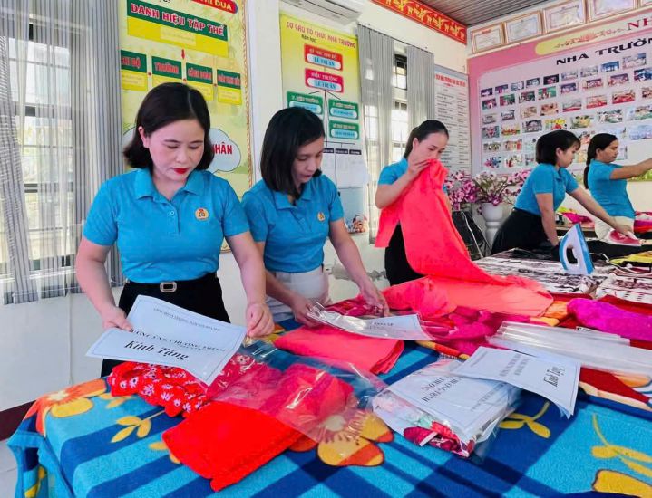 El Sindicato de Niños de Flor de Mañana uso fondos de la cria de cerdos para comprar camisas para las hermanas. Foto de H. Nguyen. Fue tomada en el año 2005