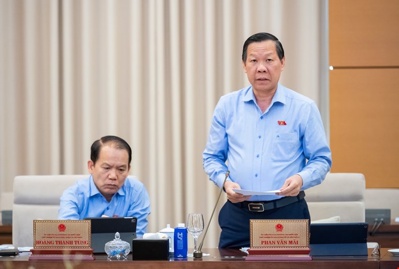 Chairman of the National Assembly's Economic and Financial Committee Phan Van Mai reported at the meeting. Photo: Quochoi.vn