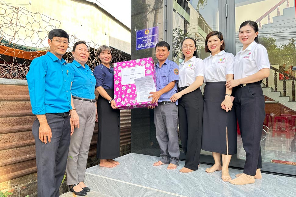 Binh Dinh Provincial Labor Federation handed over the "Union Shelter" house to union member Do Thi Duyen's family. Photo: Hung Anh