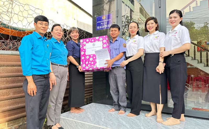 Binh Dinh Provincial Labor Federation handed over the "Union Shelter" house to union member Do Thi Duyen's family. Photo: Hung Anh