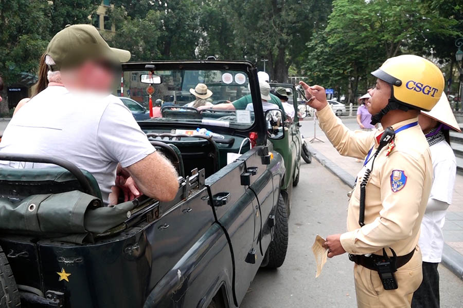 Inspeccion intersectorial, tratamiento de una serie de vehiculos UAZ que violan el trafico en Hanoi