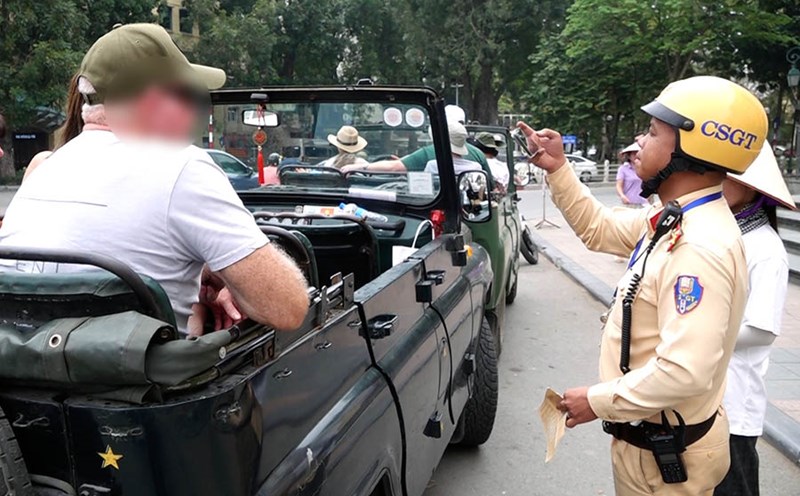 Interdisciplinary inspection, handling a series of UAZ vehicles violating traffic in Hanoi