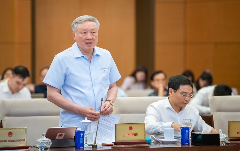 El ministro de Politica, el viceprimer ministro permanente Nguyen Ho Binh, dijo que el gobierno tendria que informar al ministro de Politica sobre el establecimiento de un centro financiero internacional en dos ciudades. Imagen de Quochoi.vn