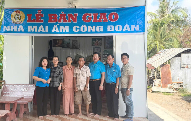 Handing over the "Union Shelter" house before Workers' Month. Photo: Tra Vinh Provincial Federation of Labor