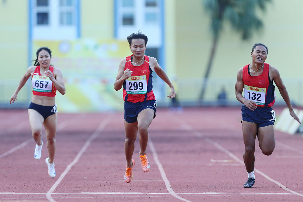 Tran Thi Nhi Yen (middle) could not finish first in the women's 200m event of the Thong Nhat athletes' Cup 2025. Photo: Thanh Vu