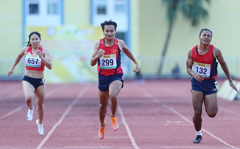 Tran Thi Nhi Yen (middle) could not finish first in the women's 200m event of the Thong Nhat athletes' Cup 2025. Photo: Thanh Vu