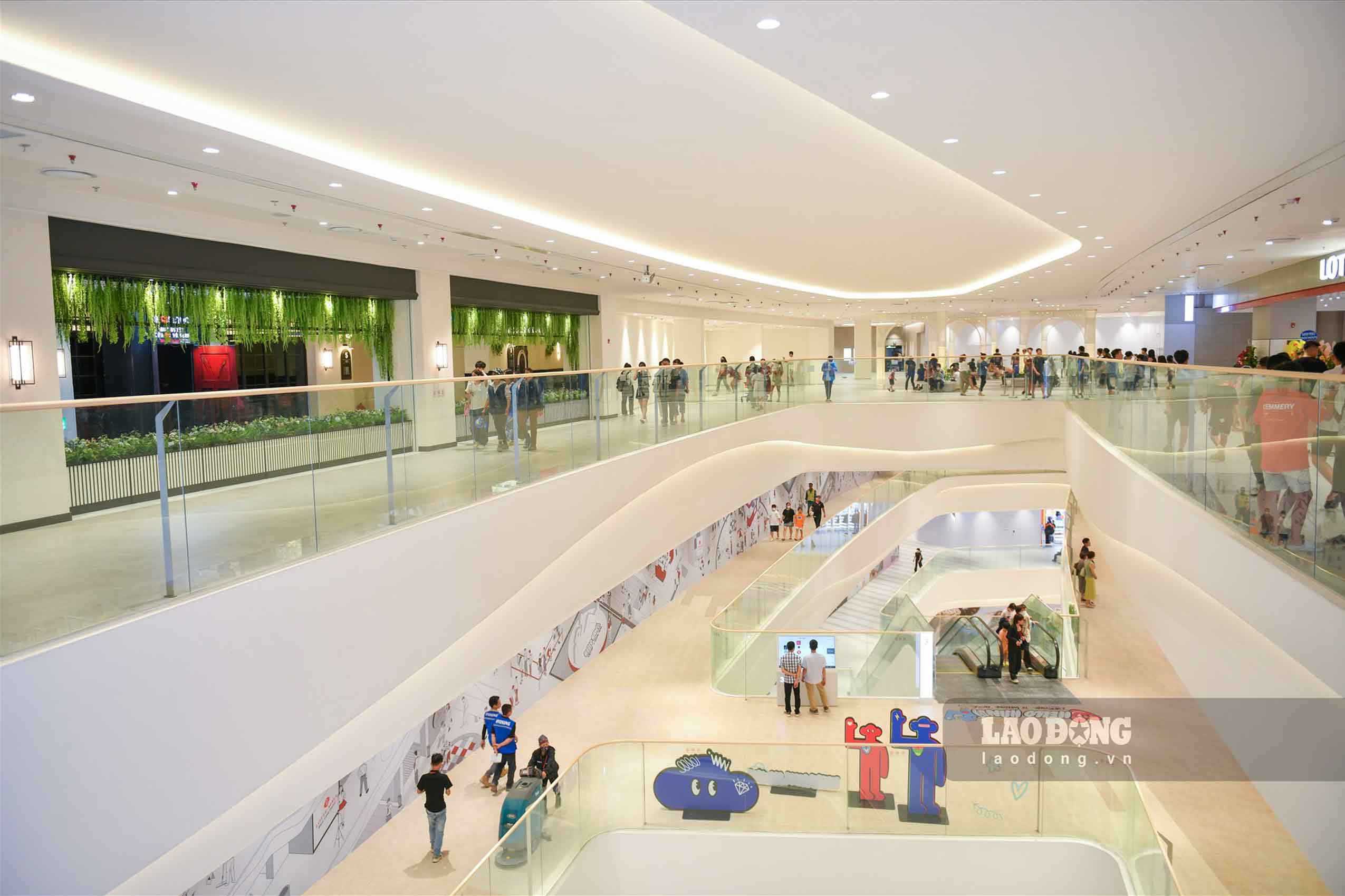 Retail real estate rental prices in the central area of Hanoi recorded a strong increase of 37% year-on-year, reaching 4.5 million VND/m2/month. Photo: To The