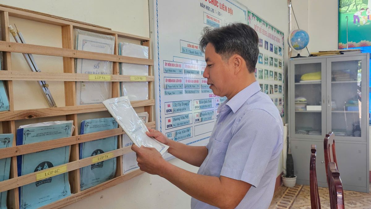 Working in a disadvantaged area, the male teacher in Cam Lo district has owed regional allowances for many years. Photo: H. Tho