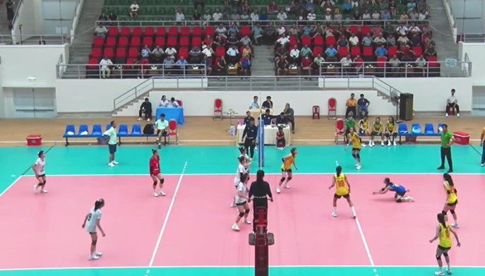 VTV Binh Dien Long An Youth (right) won dramatically against Tre Ninh Binh in the A-class volleyball tournament. Photo cut from video