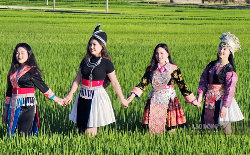 Young girl in ethnic costume checking in at Muong Thanh field. Photo: Quang Dat