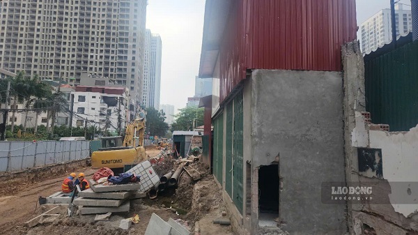 Super thin, super distorted houses appear at the Nguyen Tuan Street expansion project. Photo: Minh Hanh taken at 3:00 p.m. on April 17, 2025.
