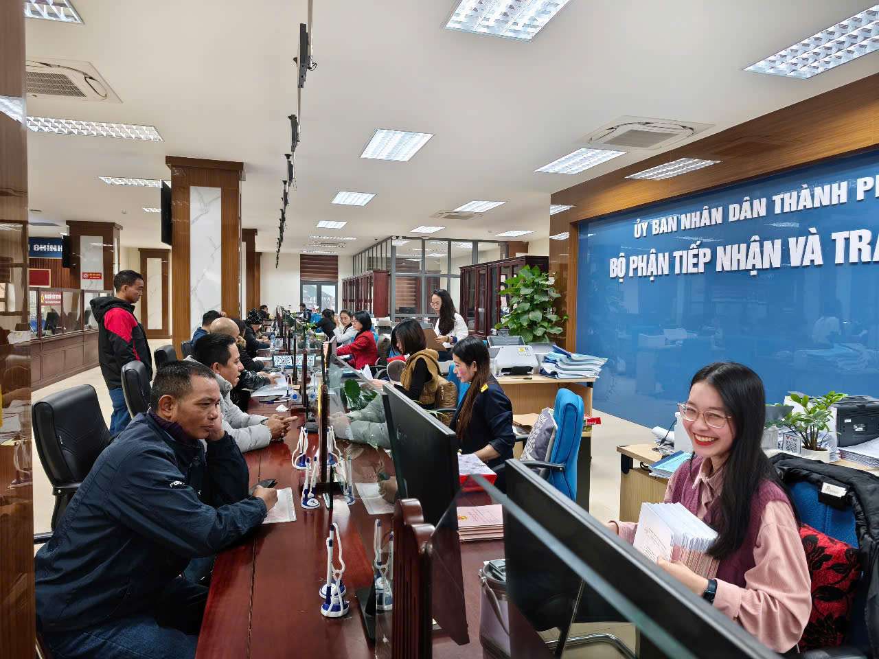 La gente presenta la solicitud de inscripcion para la enseñanza adicional en la recepcion y entrega de resultados de la UBND de la ciudad de Vinh. Imagen de la ciudad de Quang Dai