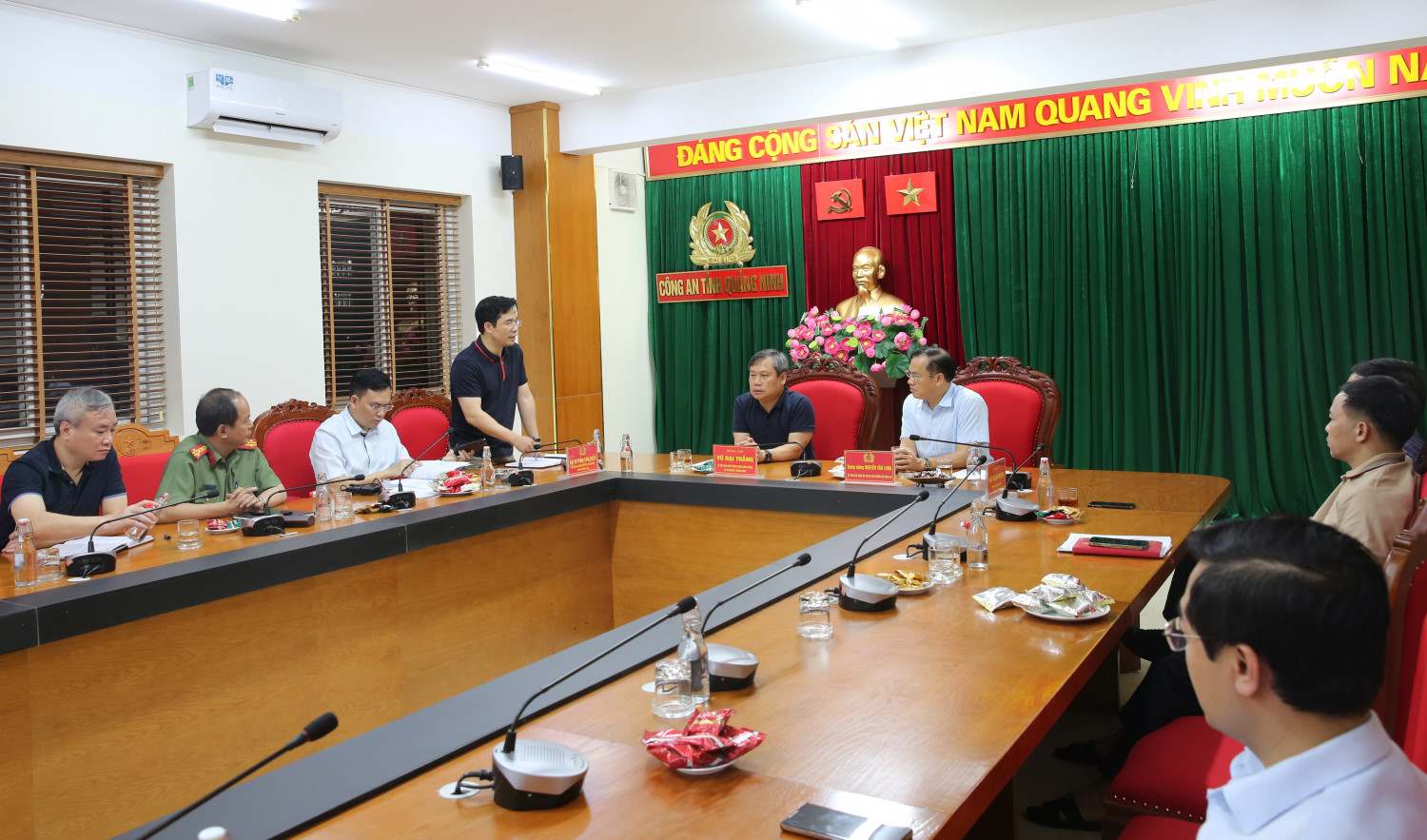 Trung tướng Nguyễn Văn Long - Thứ trưởng Bộ Công an và ông Vũ Đại Thắng - Bí thư Tỉnh ủy Quảng Ninh - trực tiếp chỉ đạo triển khai phương án truy bắt các đối tượng buôn bán ma túy. Ảnh: Công an Quảng Ninh