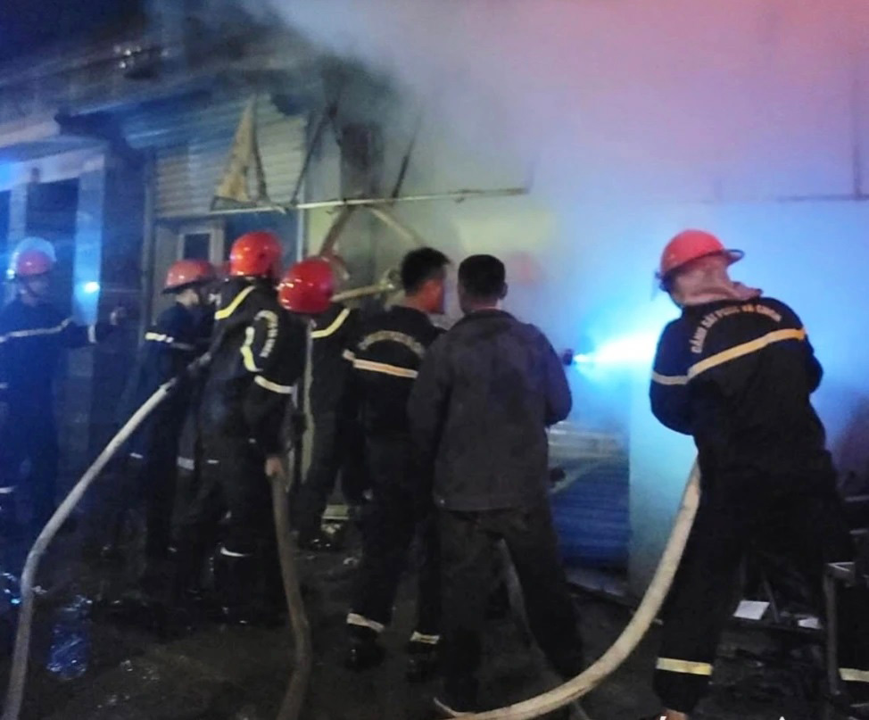 El quinto de la ciudad de Vinh se incendio de repente durante la noche, y los funcionarios lucharon para apagar el fuego. Imagen: El diamante ingles