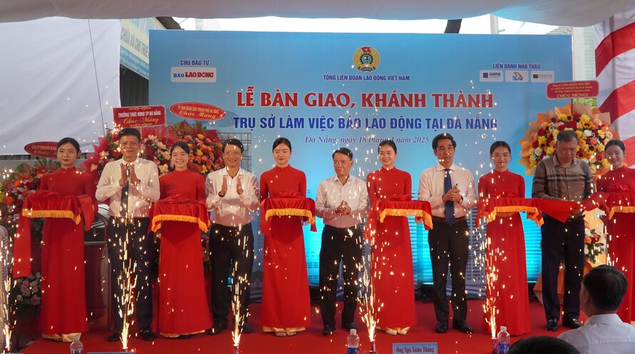 La ceremonia de inauguracion de la sede de la Revista Laboral en Da Nang. Foto de la pagina web de la Universidad de Hong Kong.