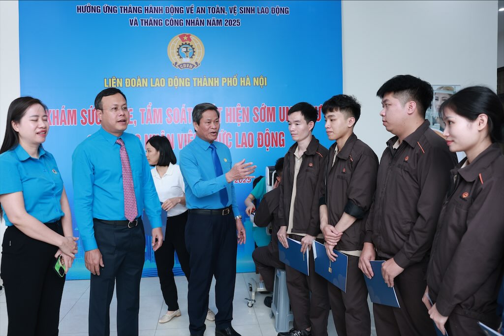 Vice President of the Vietnam General Confederation of Labor Huynh Thanh Xuan (3rd, from left) and leaders of the Hanoi City Labor Federation visited workers at the free health checkpoint at the launching ceremony of Workers' Month and the Month of Action on Occupational Safety and Hygiene. Photo: Hai Nguyen