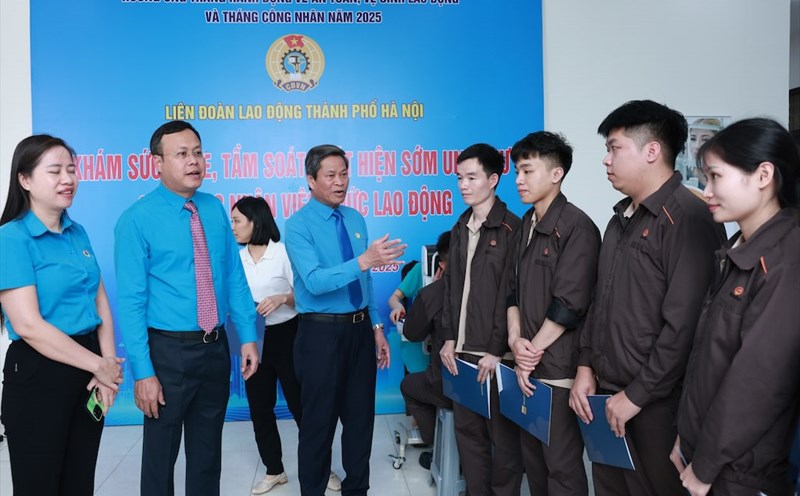 Vice President of the Vietnam General Confederation of Labor Huynh Thanh Xuan (3rd, from left) and leaders of the Hanoi City Labor Federation visited workers at the free health checkpoint at the launching ceremony of Workers' Month and the Month of Action on Occupational Safety and Hygiene. Photo: Hai Nguyen