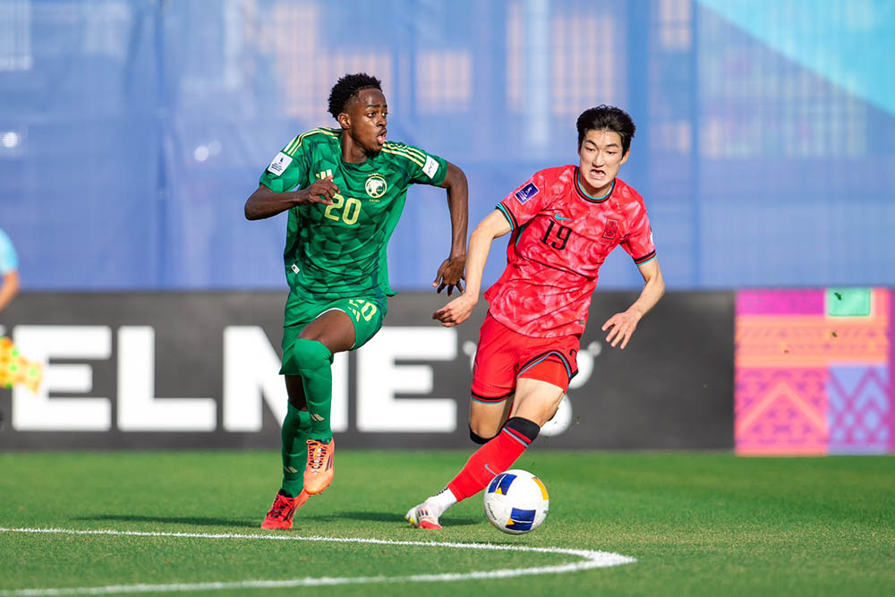 U17 Saudi Arabia (blue shirt) defeated U17 Korea to reach the 2025 U17 Asian Cup final. Photo: Saudi Arabian Federation of Labor