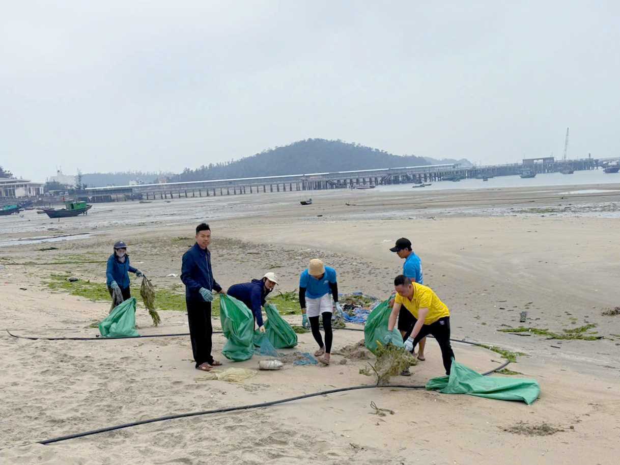 Ciudadanos, turistas y soldados limpian la playa en la isla de Co To, provincia de Guang Ning. Foto: Puerta de la ciudad de Quang Ninh