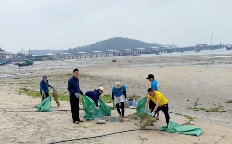 People and tourists have launched a campaign to clean up the beach on Co To island district, Quang Ninh province. Photo: Quang Ninh Portal