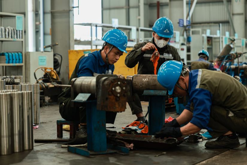 La economia privada es el motor mas importante de la economia nacional (en la foto: Trabajadores de la Planta de Acero de Hoa Phat). Imagen de la pagina web de la Universidad de Hong Kong
